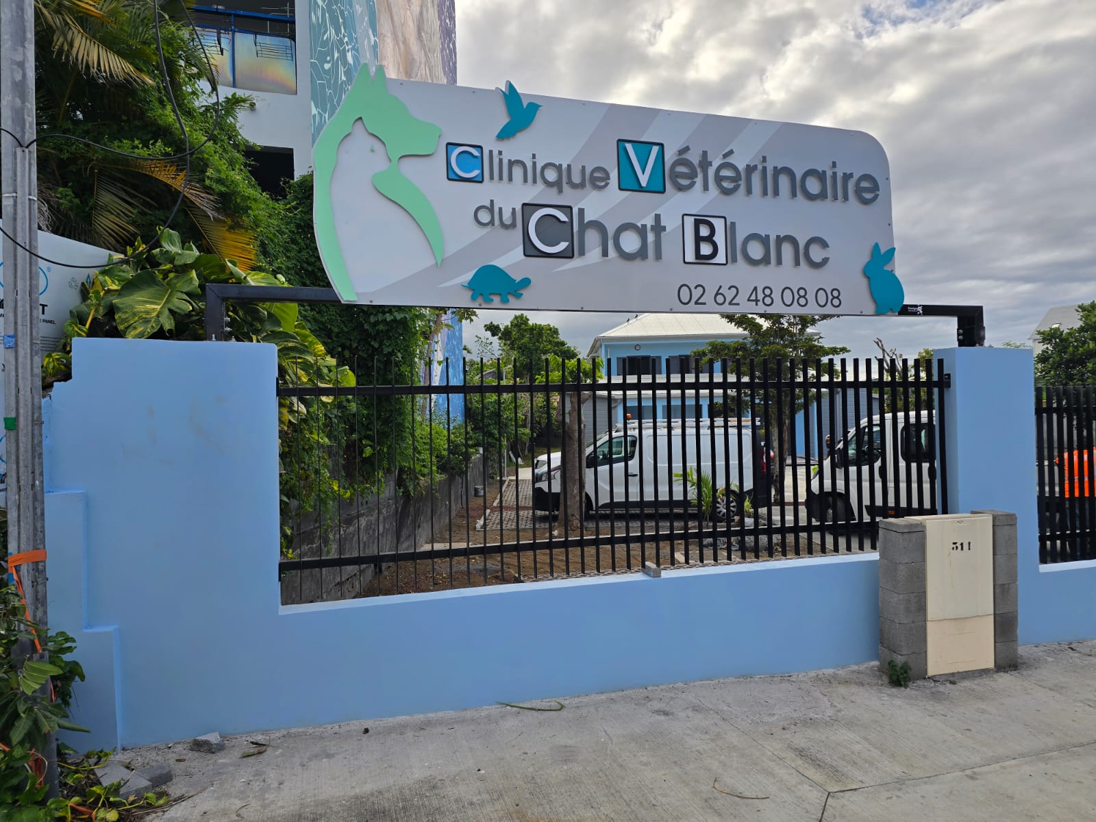 Enseigne clinique du chat blanc